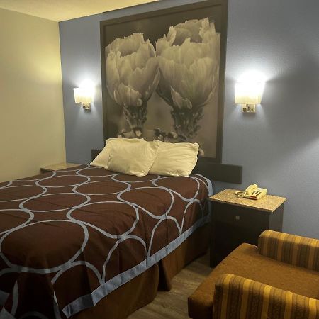 Super 8 By Wyndham Cleveland Tx Hotel Екстериор снимка