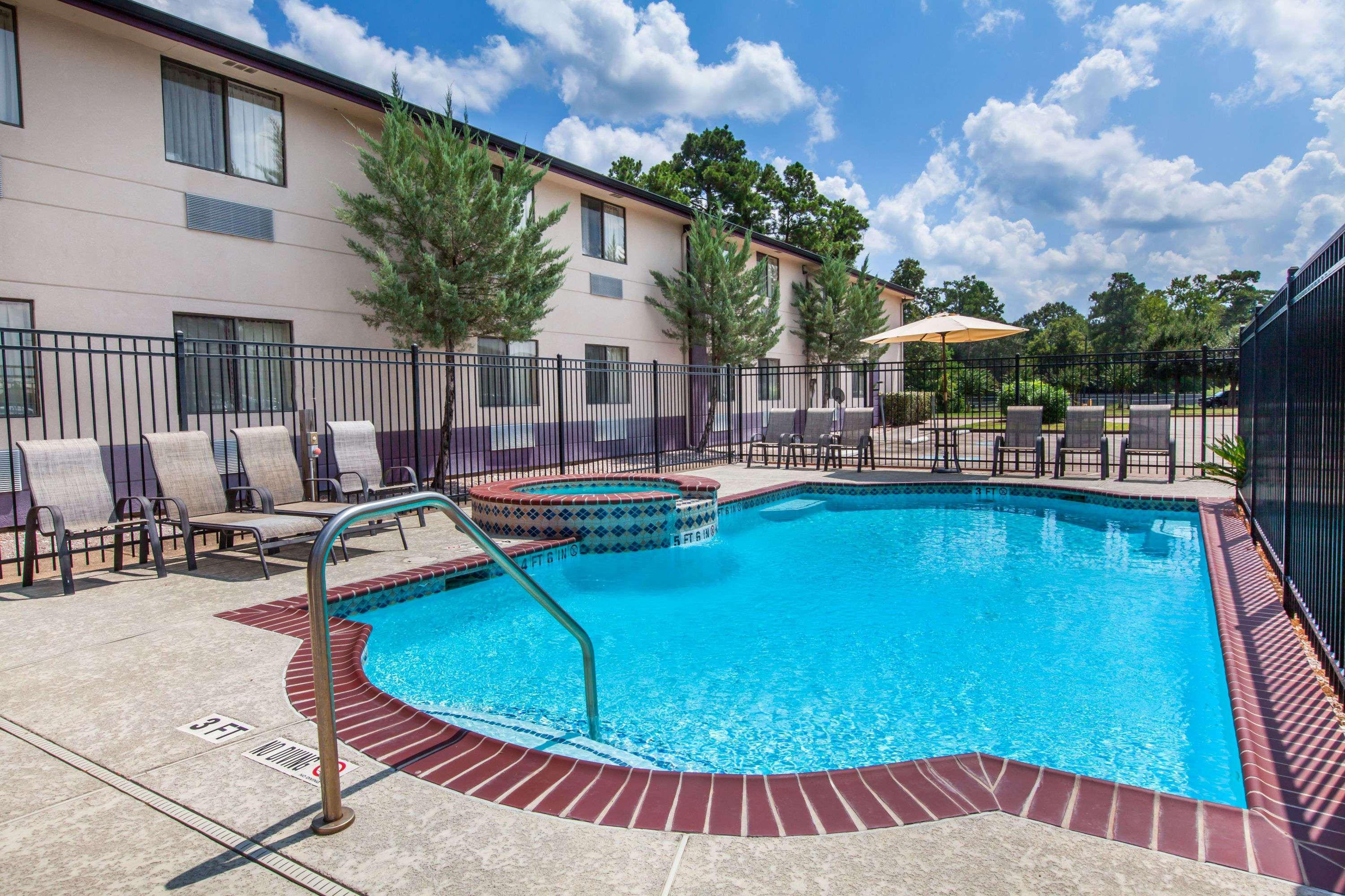 Super 8 By Wyndham Cleveland Tx Hotel Екстериор снимка