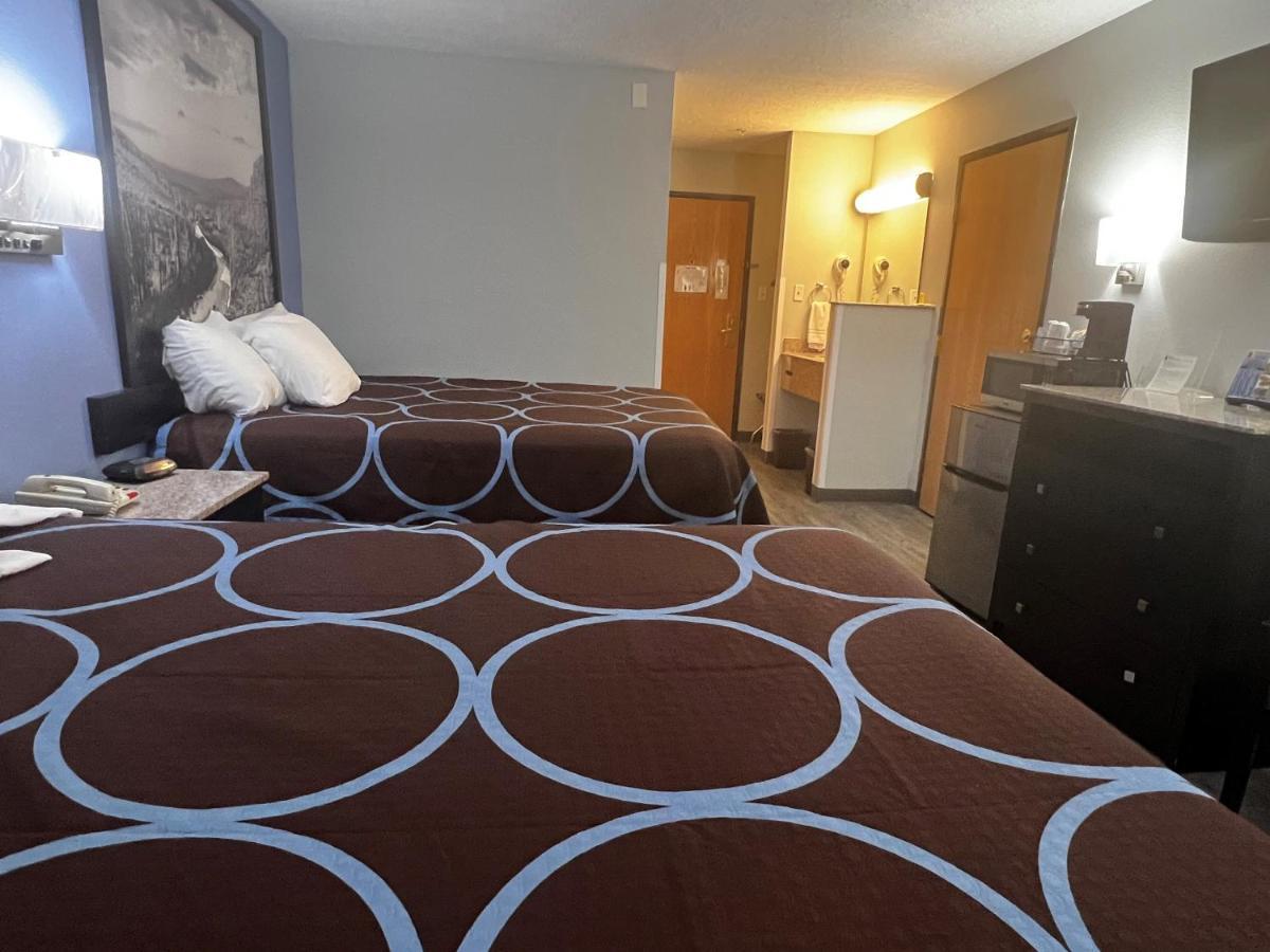 Super 8 By Wyndham Cleveland Tx Hotel Екстериор снимка