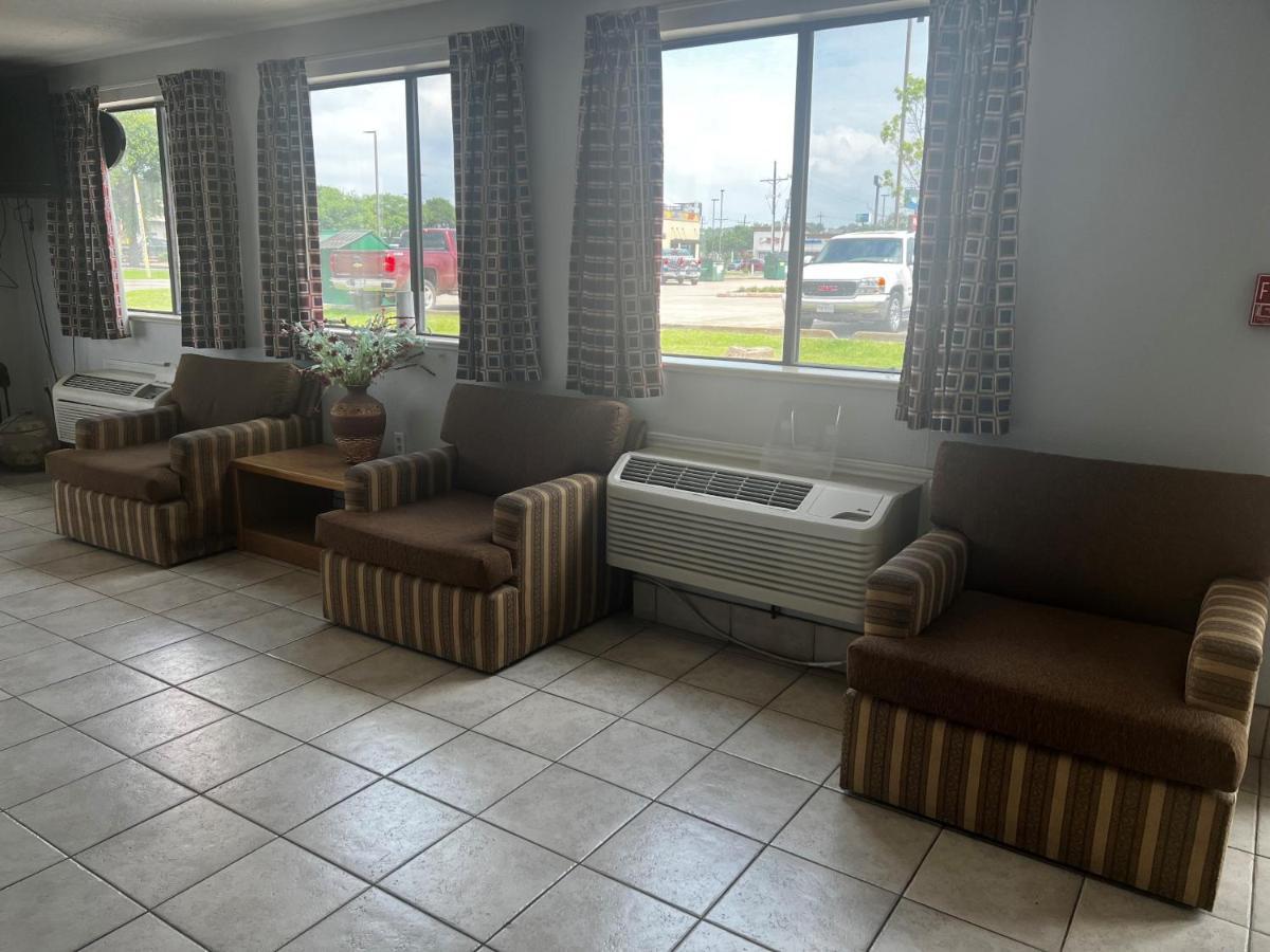 Super 8 By Wyndham Cleveland Tx Hotel Екстериор снимка
