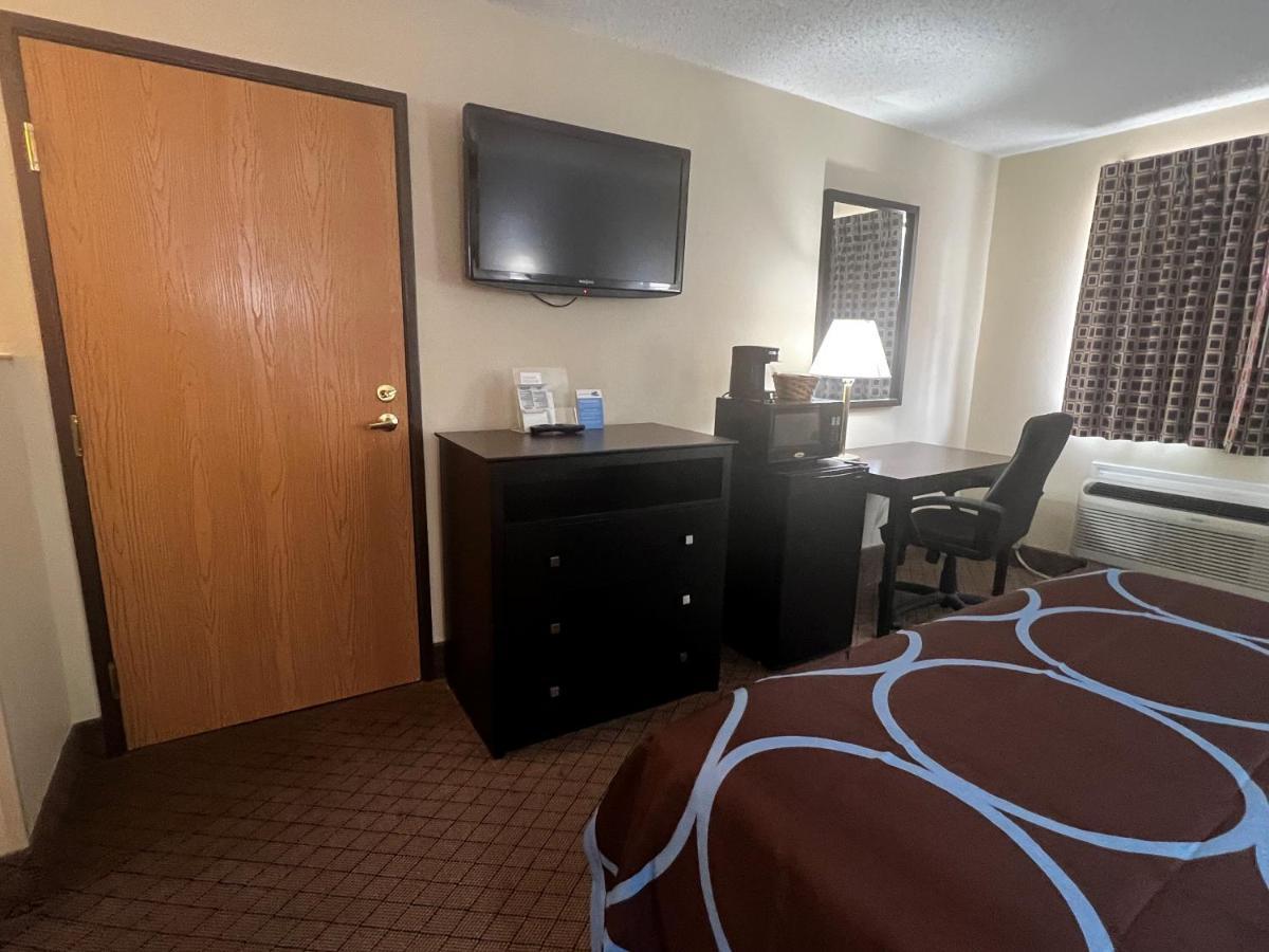 Super 8 By Wyndham Cleveland Tx Hotel Екстериор снимка