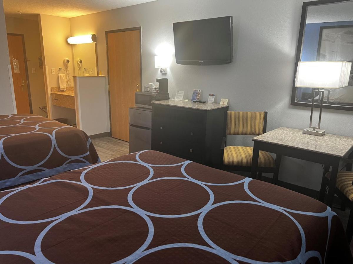 Super 8 By Wyndham Cleveland Tx Hotel Екстериор снимка