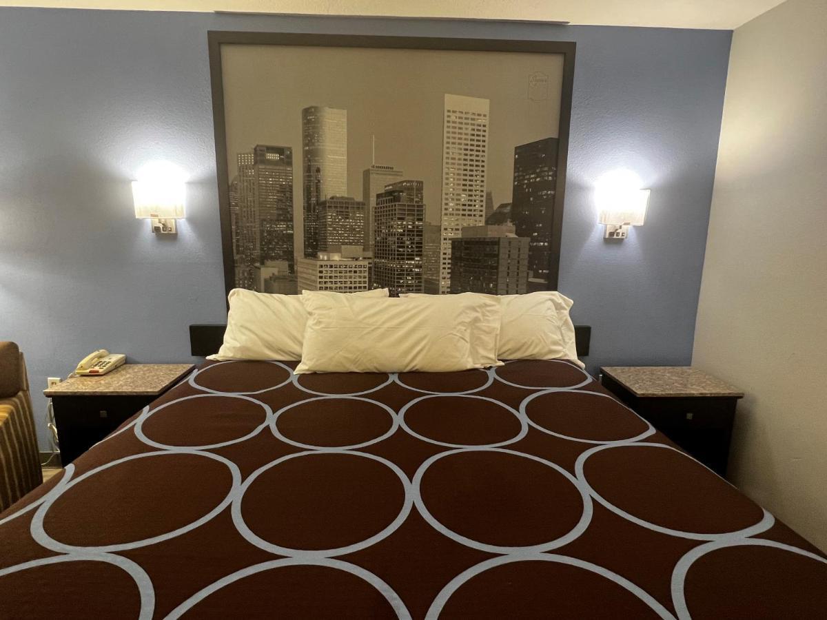 Super 8 By Wyndham Cleveland Tx Hotel Екстериор снимка