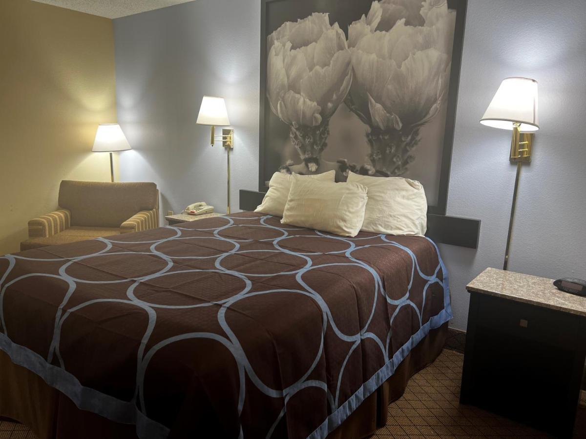 Super 8 By Wyndham Cleveland Tx Hotel Екстериор снимка