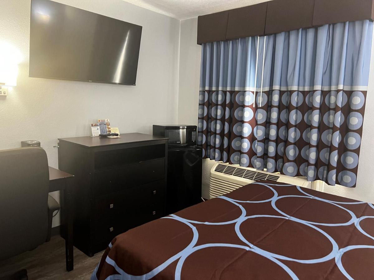 Super 8 By Wyndham Cleveland Tx Hotel Екстериор снимка